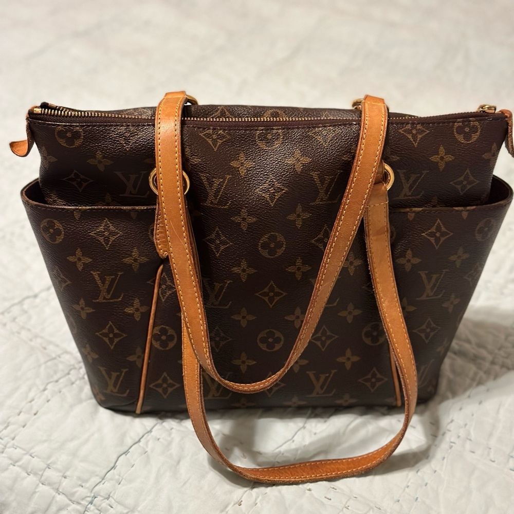 Lv Authentic - image 1
